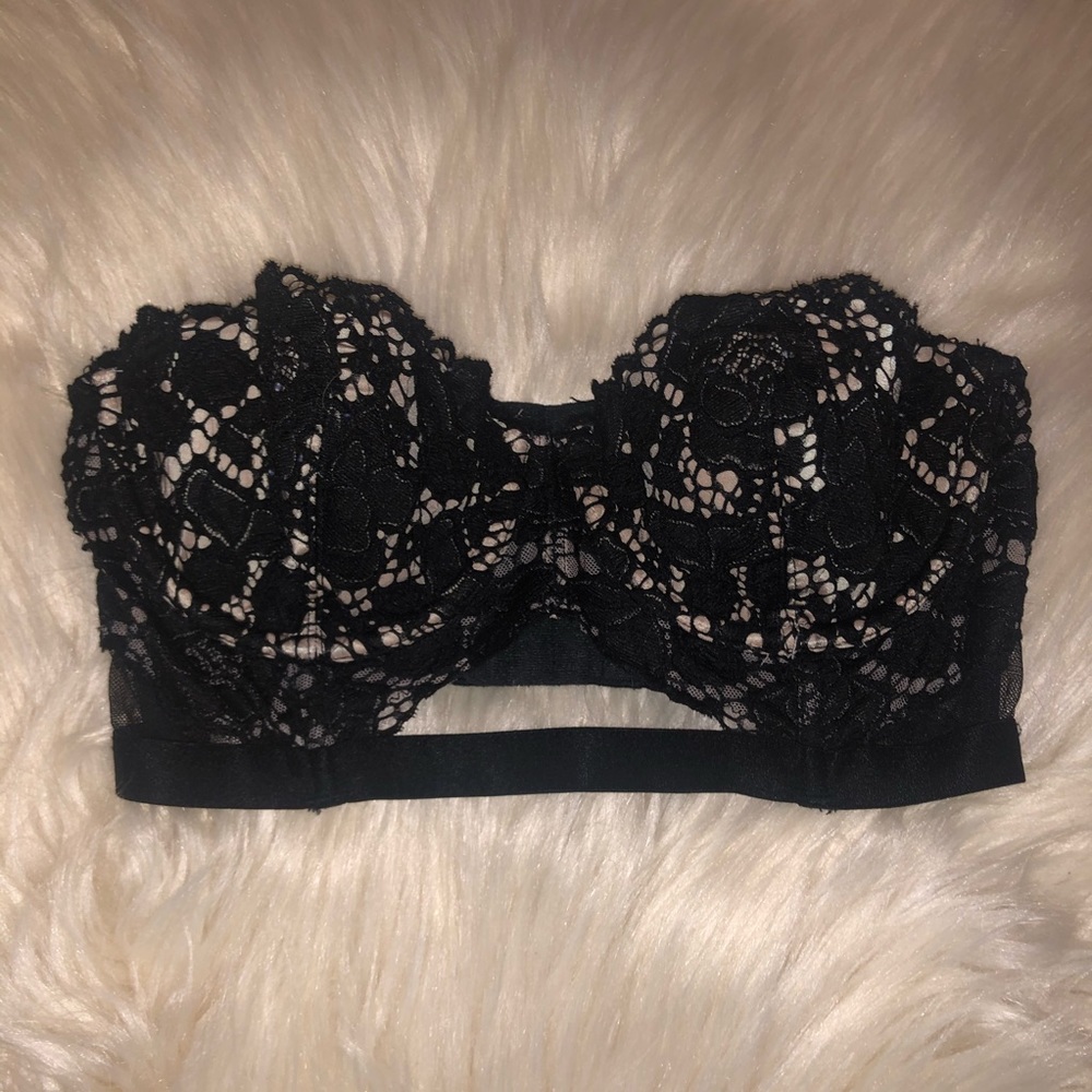 Victoria’s Secret Very Sexy 32C strapless lace bra
